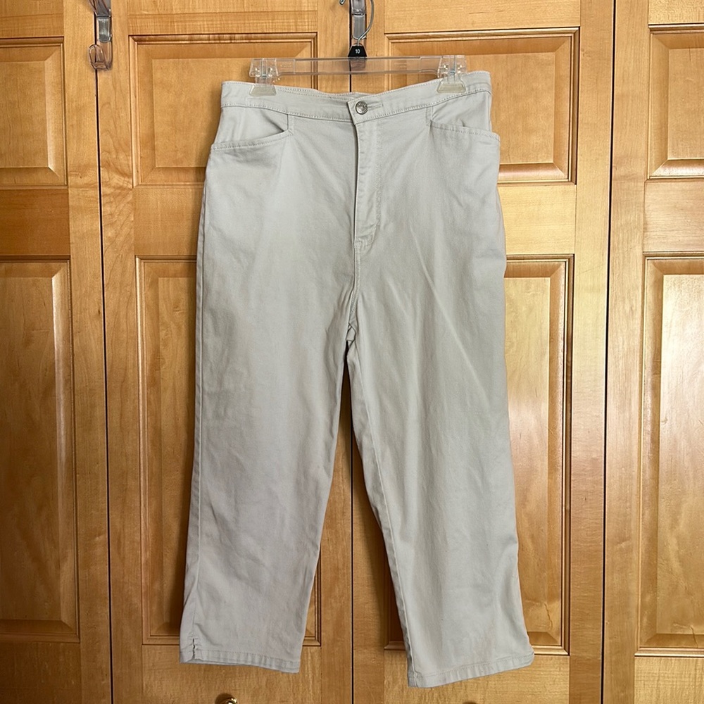 Bill Blass Capris size 10 stretch light tan